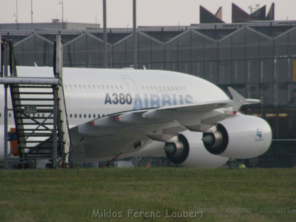 Warten auf den Airbus 380 Koeln Bonn P336.JPG